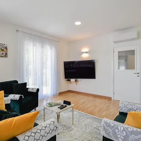 Stunning In Ferienhaus Sinj